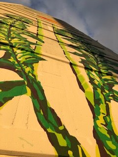 InPACTFDD's tweet photo. [Derrière le rideau … @InPACTFDD]
La fresque monumentale imaginée par des jeunes du quartier Saint Mauront avec Meta 2 @Marseille est bientôt terminée. Le vernissage aura lieu en avril.  #arturbain #artmonumental.  Le Passage, un projet @InPACTFDD https://t.co/IG1Ykk87qC