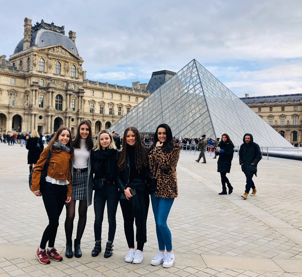 IutIndre's tweet photo. [Retour en images] En février, les étudiants du #DUTTC suivant l'option luxe sont allés à Paris. Au programme : visite de la fondation Louis Vuitton, visite du Louvre, rencontre de la directrice du magasin Kenzo... Une immersion enrichissante pour nos étudiants ! #IUTIndre https://t.co/WXl4vYfaKA