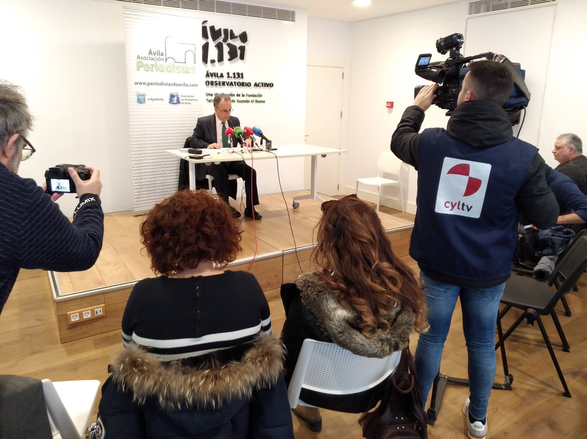 ApaAvila's tweet photo. Nuestro presidente, José Pulido, está anunciando al ganador del V Premio de Periodismo de Positivo: 

🔹Luis María Henares, por su trabajo "Un día histórico", emitido en Onda Aranjuez. Un reportaje sobre el derecho al voto de las personas con discapacidad intelectual. https://t.co/nR7Ean121R