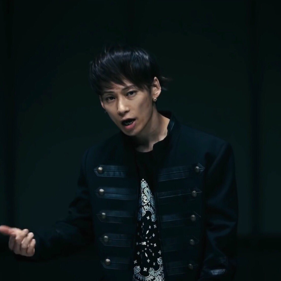 Uverworld Wear Uverworldファッション Uverworld As One Short Ver T Co Iqoble6jqv にてtakuya が着用しているジャケット ブランド名 Forsomeone アイテム名 Napoleon Jacket 価格 253 000 Tax In T Co Hybirdpqhl