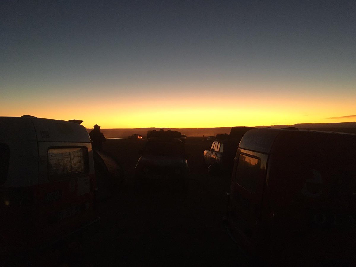 [jour 7] [lundi] 🚙
Lundi dernier, après avoir passé la nuit sur le plateau de #Boulajoul dans l’Atlas, nous sommes repartis en direction de Merzouga pour remettre les dons à l’association <a href="/Enfantsdudesert/">Enfants du Désert</a>  
#4Ltrophy2020 
#CM4L