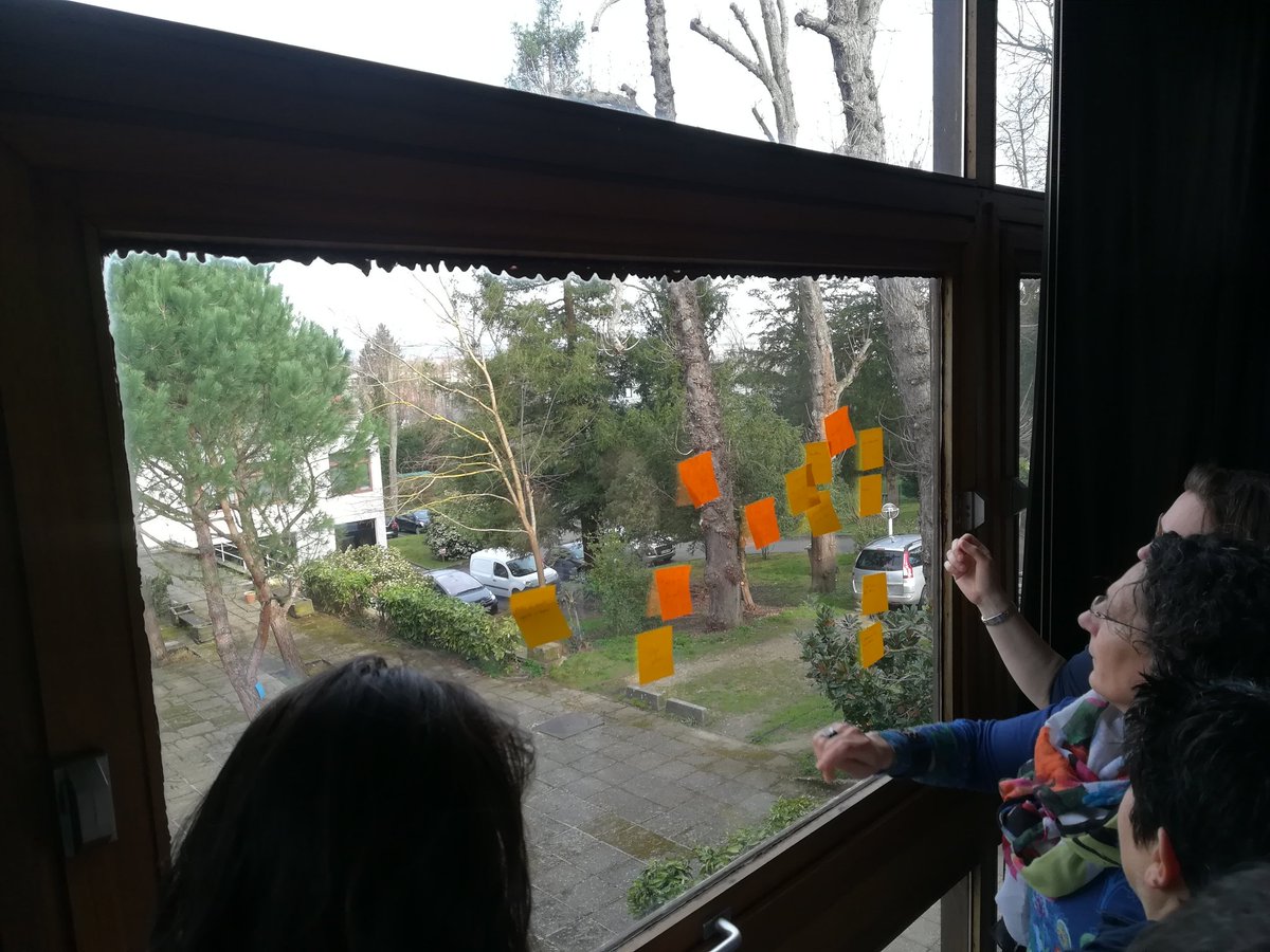 canope_78's tweet photo. Regroupement des post it par idées, recherche d un consensus dans chaque groupe #reflexioncollective https://t.co/fbyG3IcUeI
