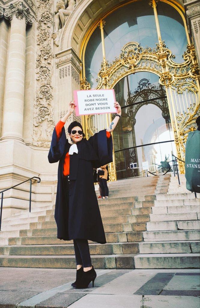 BlackRobeBrigad's tweet photo. La #BRB en mode #fashionweek devant le Petit Palais pour le défilé @CHANEL :
"La seule robe noire dont vous ayez vraiment besoin !"
#AvocatsEnColere
#AvocatsEnGreve
#JusticeEnColere https://t.co/Ipttl5r2ag