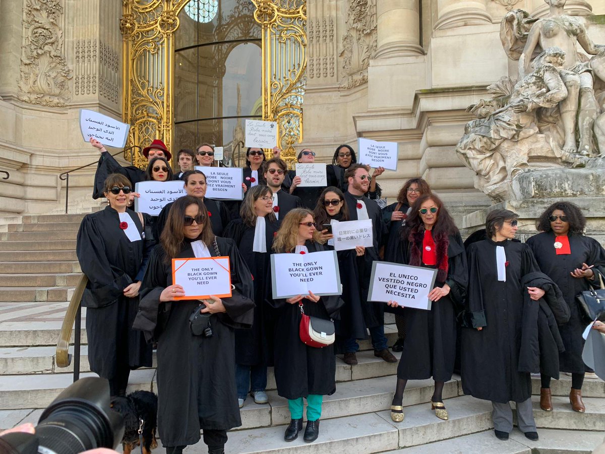 BlackRobeBrigad's tweet photo. La #BRB en mode #fashionweek devant le Petit Palais pour le défilé @CHANEL :
"La seule robe noire dont vous ayez vraiment besoin !"
#AvocatsEnColere
#AvocatsEnGreve
#JusticeEnColere https://t.co/Ipttl5r2ag