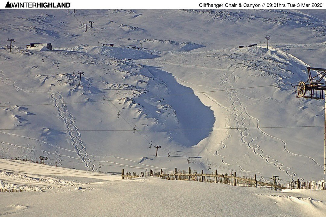 winterhighland's tweet photo. Just leave that here! Get out of working Wednesday somehow !! #snow https://t.co/8t4wxWw3HZ https://t.co/81HPzqUmmn
