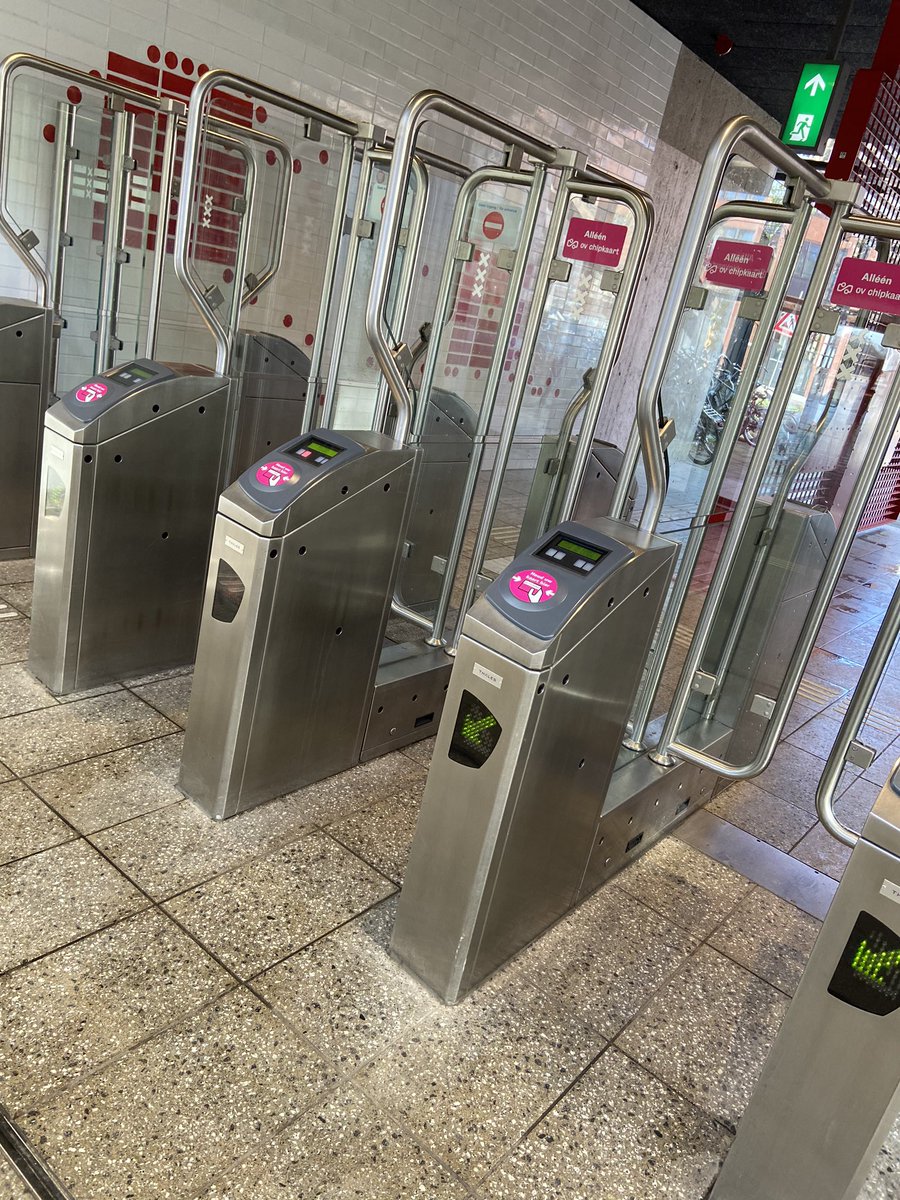 bartdecl's tweet photo. In #Amsterdam 
Als ik dit zie vraag ik me telkens af waarom dit bij @delijn in #Anwerpen niet kan.... Dit systeem verdient zich meteen terug want er wordt nu vrijwel niet gecontroleerd waardoor een hoog percentage passagiers zwartrijdt https://t.co/Mj3jq3KRpc