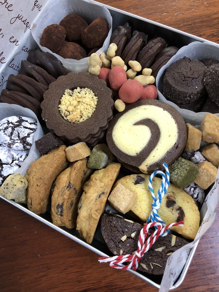 Chouxcaron's tweet photo. [RT 한분을 뽑아 마카롱 6구를 보내드려요]

랜덤마카롱 구성으로 가격이 살짝 낮아졌어요! 
초코쿠키세트와 랑그드샤가 들어왔습니다😊 초코쿠키세트는 이번 판매 후 날이 선선해질 때 쯤 돌아와요! 

https://t.co/FbfdaHw6EX https://t.co/y4oJTb9e7x
