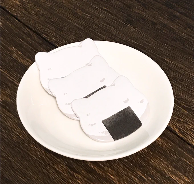 ねこ型の缶バッチを見つけたので
四男お手製おにぎり風デザインにしてみました。
予想以上に大きいリアルおにぎり… 
