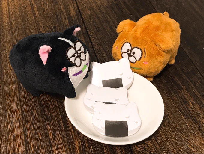 ねこ型の缶バッチを見つけたので
四男お手製おにぎり風デザインにしてみました。
予想以上に大きいリアルおにぎり… 