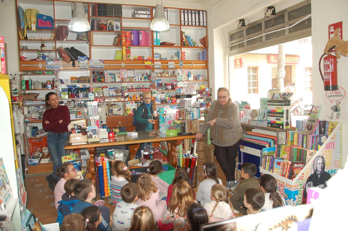 🙋‍♂️🙋‍♀️ L'alumnat del #CEIPJaumeI de #Paiporta ha visitat la llibreria #LaMoixeranga 📚🏫

🤓Han conegut totes les #persones que hi ha darrere d'un #llibre i han descobert quina és la seua #LlibreriaDeProximitat amb el taller #Anemalallibreria de la mà del <a href="/GremiLlibrers/">Gremi de Llibrers de València</a> 😉👏