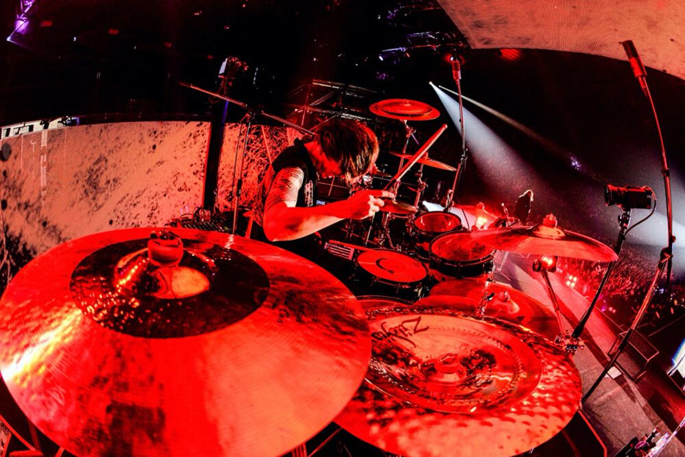 forbesjapan's tweet photo. 海外でも楽曲制作を行い、世界規模でツアーを展開し活動するONE OK ROCK。

TVの音楽番組にも出ずに、長きにわたってここまでのファンダムを獲得した彼らは、一体何者なのだろうか。

→ #ONEOKROCK が生む熱狂、ライブで見えた彼らの真価とは？
https://t.co/KoiYuoXOq5  🎧: @ONEOKROCK_japan https://t.co/9dubesSb0V