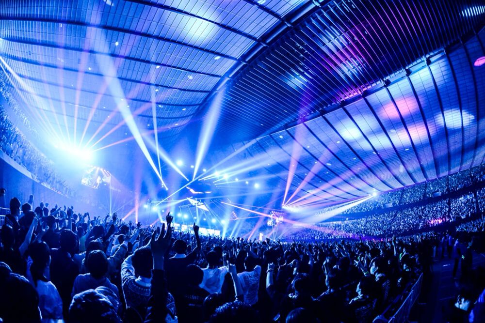 forbesjapan's tweet photo. 海外でも楽曲制作を行い、世界規模でツアーを展開し活動するONE OK ROCK。

TVの音楽番組にも出ずに、長きにわたってここまでのファンダムを獲得した彼らは、一体何者なのだろうか。

→ #ONEOKROCK が生む熱狂、ライブで見えた彼らの真価とは？
https://t.co/KoiYuoXOq5  🎧: @ONEOKROCK_japan https://t.co/9dubesSb0V
