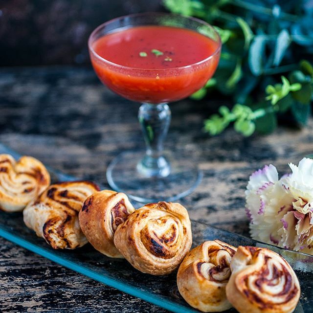 FramboizeSud's tweet photo. Pour vos apéros, de délicieux feuilletés sauce tomates de la région de Marmande et pesto. Facile à faire et trop bons !
La recette est sur le blog
.
.
🥂🍹🍸#apero #instafood #tapas #feuilletés #tomate #pesto #instapero #yummy #miam #foodporn #smile #photooftheday #love #home… https://t.co/mvhcGvNpIZ