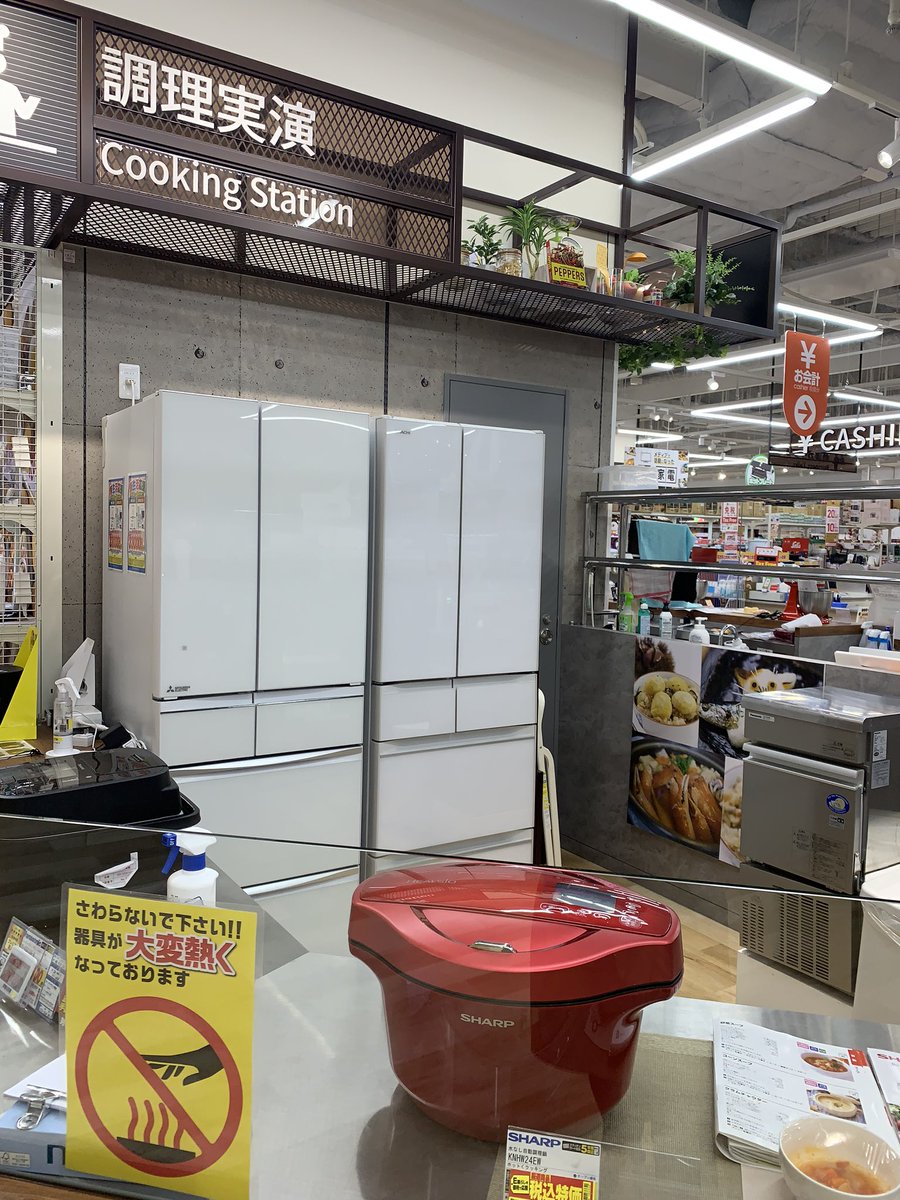 エディオンなんば本店 公式 En Twitter 友安製作所 の壁紙を使って 5階キッチンスタジオの冷蔵庫を デコレーションしました Diy 壁紙 Decoration