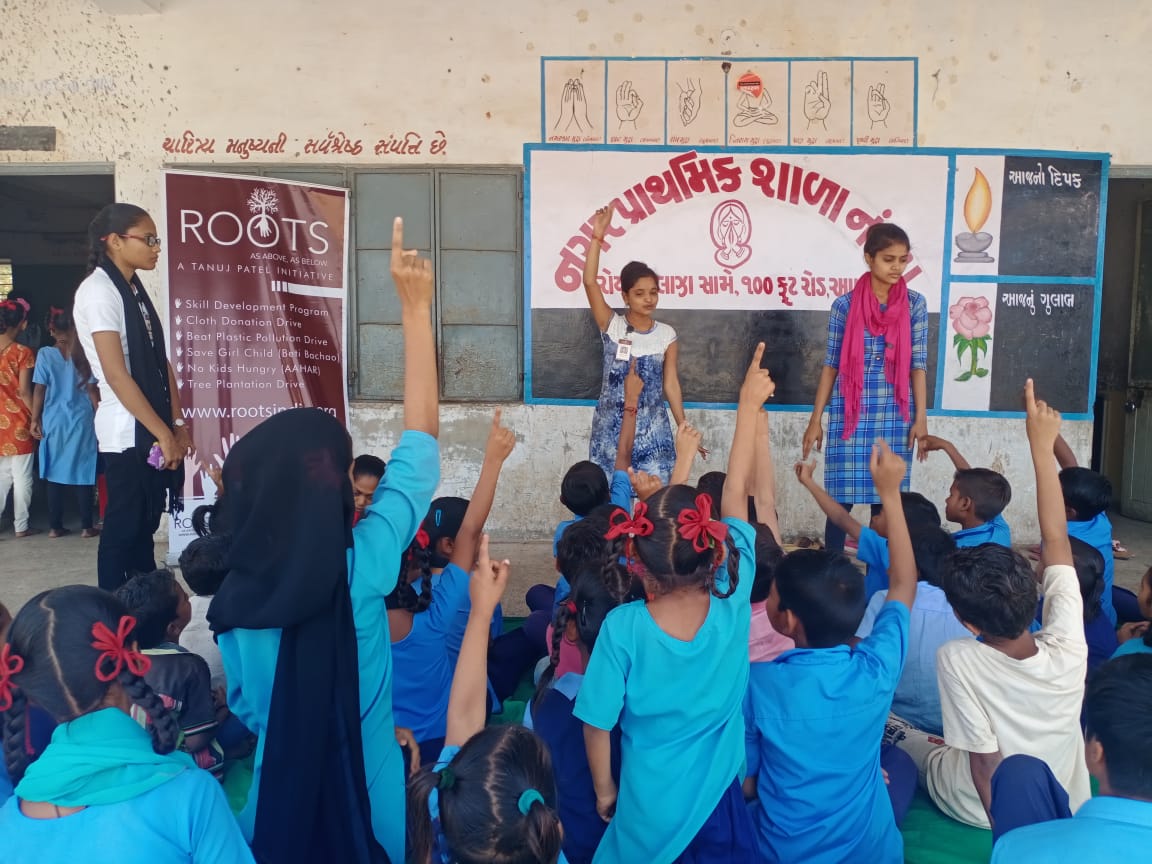RootsIndia111's tweet photo. આજ તા – 3/૨/૦૨૦ ના રોજ રૂટ્સ ફાઉન્ડેસન ધ્વારા આણંદ ની નગર પ્રાથમિક શાળા નં ૨૫ ખાતે સ્કીલ ડેવેલોપ પ્રોગ્રામ અંતર્ગત બાળકો ને શારીરિક સ્વચ્છતા રાખવા અંગે માંહીતી આપવા માં આવી હતી.
#Skill_Development_Program
#Game_With_Learning https://t.co/MVveJS2o6R