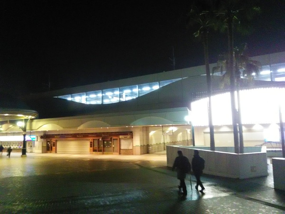 カツオ君 ディズニーリゾート ショッピングモール含 が閉じた舞浜駅はローカル線の無人駅なみに周辺が過疎るのだな カツオ君 ディズニーリゾート ショッピングモール含 が閉じた舞浜駅はローカル線の無人駅なみに周辺が過疎るのだな
