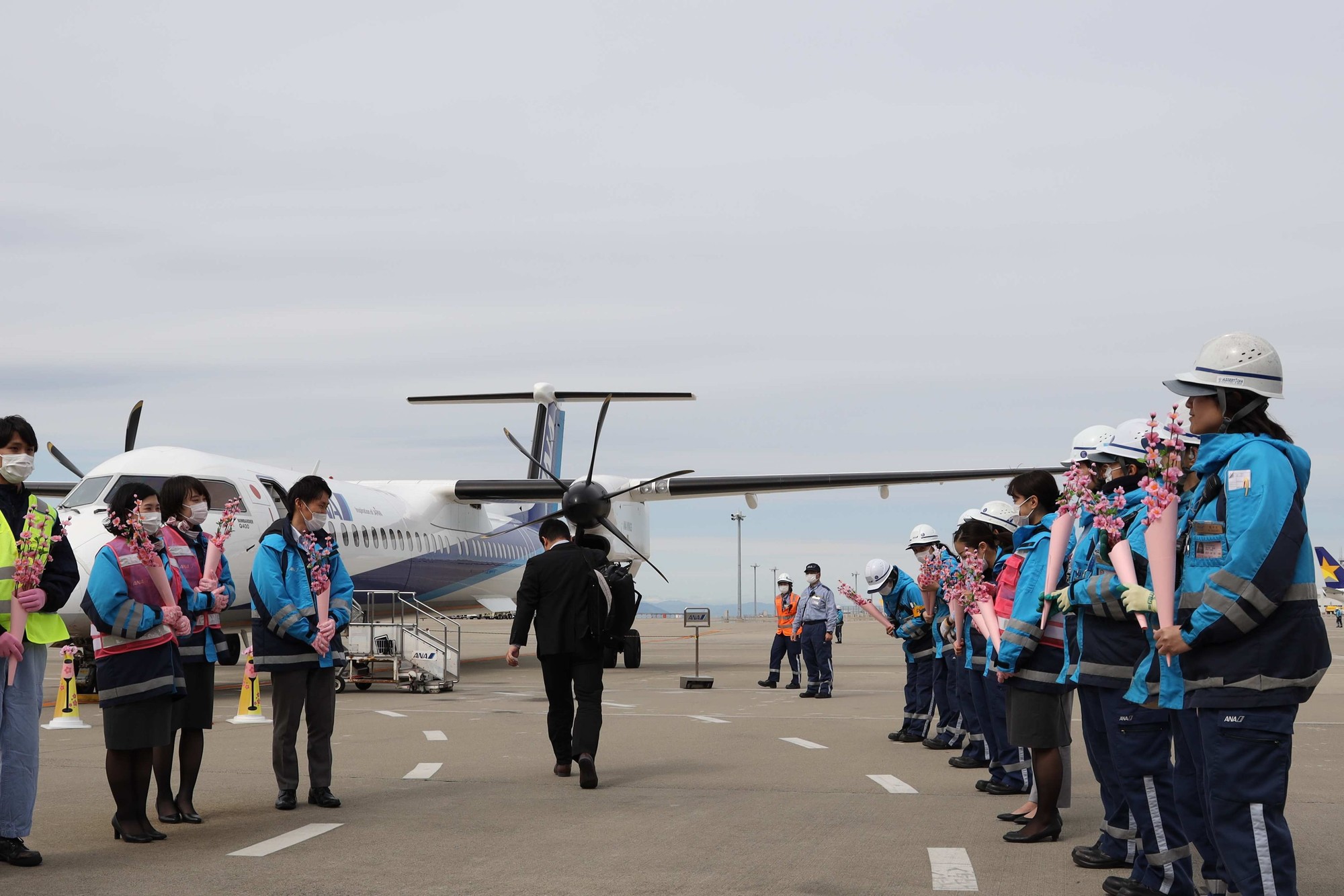 中部国際空港セントレア 本日3月3日はひな祭りですね セントレアでは 熊本行きana333便が 女性パイロット キャビンクルーそして旅客 グランドハンドリングも女性スタッフのみで運航する ひな祭りフライト として運航されました 素敵ですね