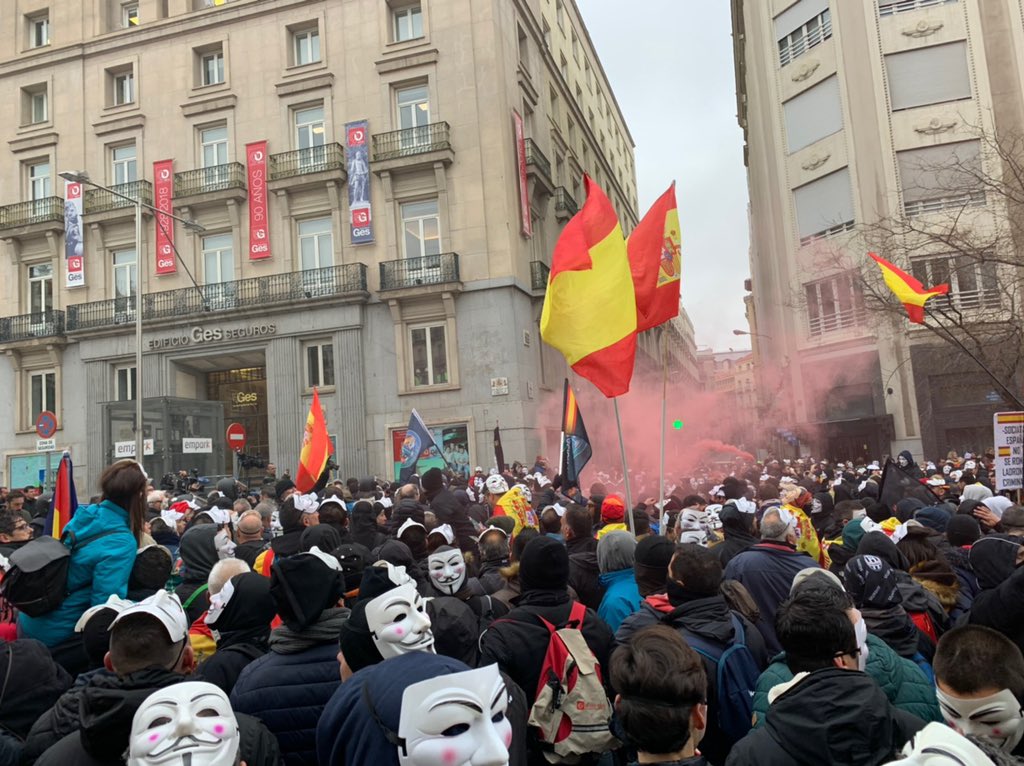 cep_cepolicia's tweet photo. 🚨 Miles de compañeros, unidos para denunciar frente al Congreso que el Gobierno veta la #ILP de la #EquiparacionYa. Los incumplimientos son reiterados y, al margen de siglas, todos tenemos que defender nuestros derechos, unidos. Y con apoyo de @populares, @vox_es y @CiudadanosCs https://t.co/aIs5EvNf7F