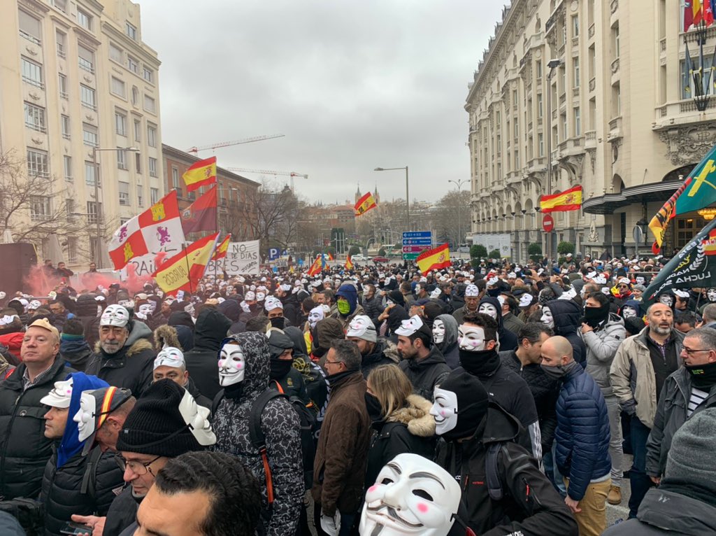 cep_cepolicia's tweet photo. 🚨 Miles de compañeros, unidos para denunciar frente al Congreso que el Gobierno veta la #ILP de la #EquiparacionYa. Los incumplimientos son reiterados y, al margen de siglas, todos tenemos que defender nuestros derechos, unidos. Y con apoyo de @populares, @vox_es y @CiudadanosCs https://t.co/aIs5EvNf7F