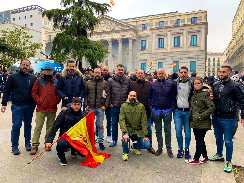 cep_cepolicia's tweet photo. 🚨 Miles de compañeros, unidos para denunciar frente al Congreso que el Gobierno veta la #ILP de la #EquiparacionYa. Los incumplimientos son reiterados y, al margen de siglas, todos tenemos que defender nuestros derechos, unidos. Y con apoyo de @populares, @vox_es y @CiudadanosCs https://t.co/aIs5EvNf7F