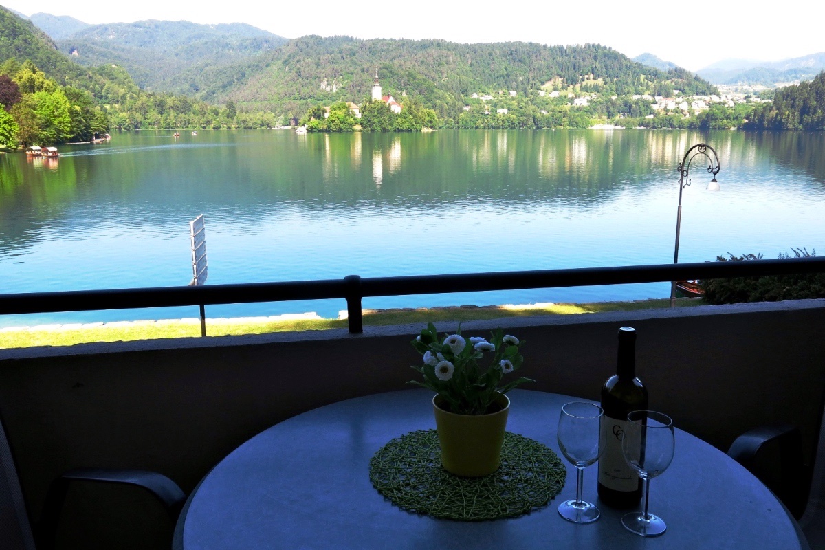 ThinkSlovenia's tweet photo. Panorama Apartments
Relaxing summer holiday in Bled with the best view in town!
🔶 1 and 2 bedroom apartments
🔶for up to 17 people (max 14 adults)
🔶 parking in front of the building
🔶store&amp; excellent restaurant just next door
🔶 short walk to the beach
https://t.co/uuj4BJoyNi https://t.co/y487wNaAXe
