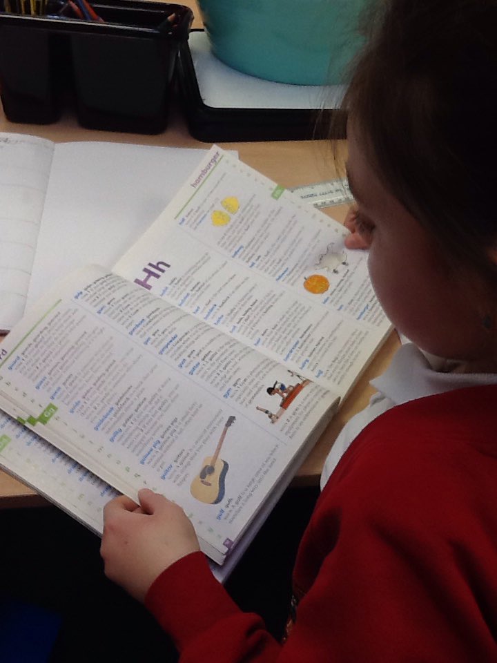 Y3OPS's tweet image. Mrs Sprowell&apos;s guided reading group have come across some tricky new vocabulary in their extract from &apos;Alice in Wonderland&apos; and are using the dictionaries to try and find the definitions #WorldBookDay2020  #dictionaryskills #readingandlearning