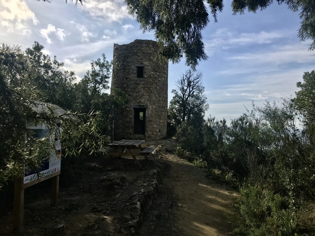 gardenlevanto's tweet photo. Torre di Punta Baffe, Antica torre di avvistamento della Repubblica di Genova 🇬🇧Ancient watchtower of the Republic of Genoa 🇨🇵Ancienne tour de guet de la république de Gênes https://t.co/bFIYKQRAhY