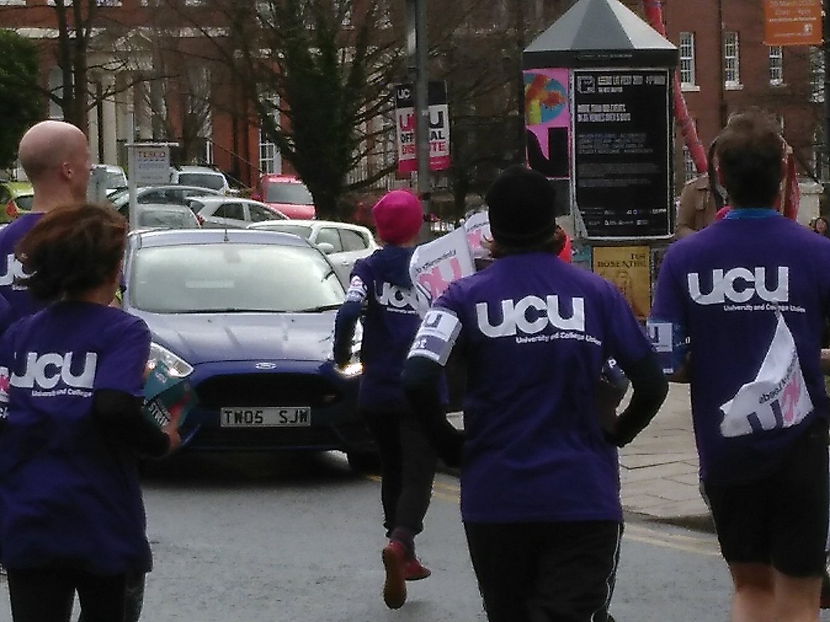 benplumpton's tweet photo. And off they go! #runthestrike #runningpicket #UCUstrikesback @leedsucu https://t.co/YZGXP0xtTd