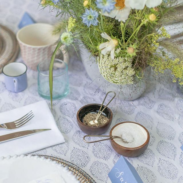 ✨NEW ✨Our Grey leaf print tablecloth is now available as an oilcloth. Shown in great company here with @mirandberrowceramics as styled by @weddingpresentsco and @doggartandsquash 💫Link in Bio 💫 .
.
Flowers @lexhamiltonfloralstudio ⠀
Calligraphy @… ift.tt/2IfmI3W