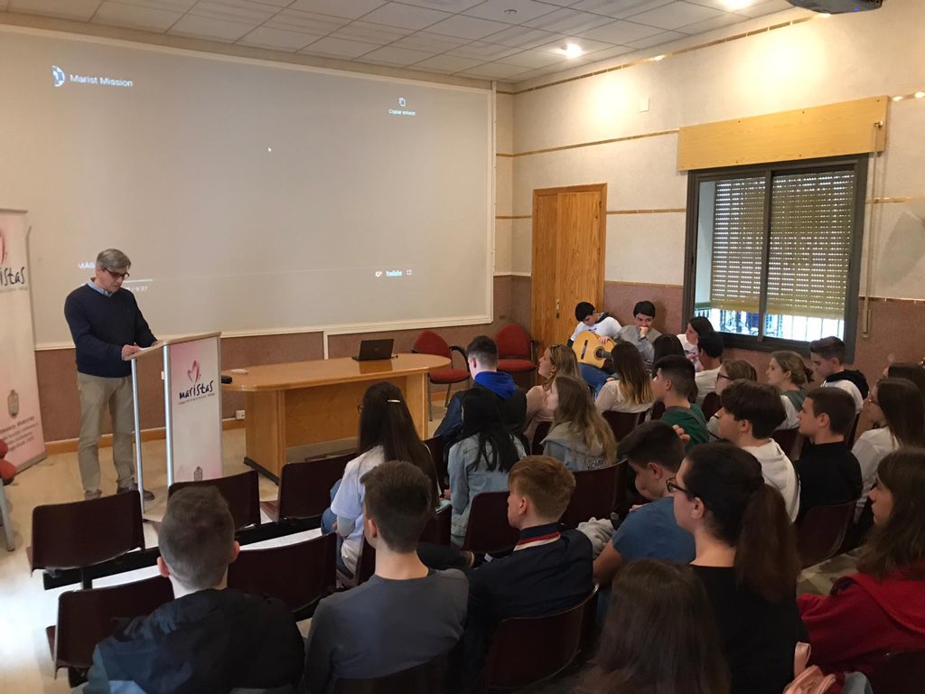 MaristasMalaga's tweet photo. Nuestro colegio está acogiendo esta semana una nueva movilidad de @ErasmusPlus_pro #YoungDigitalExplorers @EUErasmusPlus @sepiegob del que somos coordinadores con alumnos y profesores de Macedonia 🇲🇰, Noruega 🇳🇴, Portugal 🇵🇹 y Eslovenia 🇸🇮
#SomosEducación #SomosRed #masqueaulas https://t.co/8NmjxFhgm8