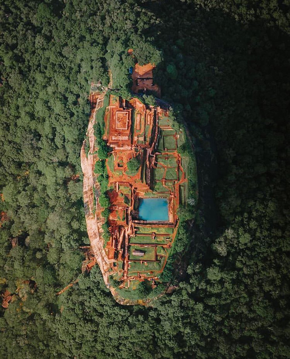 srilankan_views's tweet photo. 🇱🇰#Beauty_of_Srilanka🇱🇰

#TravelSrilanka

 #Sigiriya |  #Lions_Rock 

Also known as Lions Rock, Sigiriya is a rock fortress and palace situated in the Matale district. Visitors can climb up to the ancient ruins, ponds, and magnificent frescoes.

#Sigiriya | #Matale | #Srilanka https://t.co/LKspgNKApD