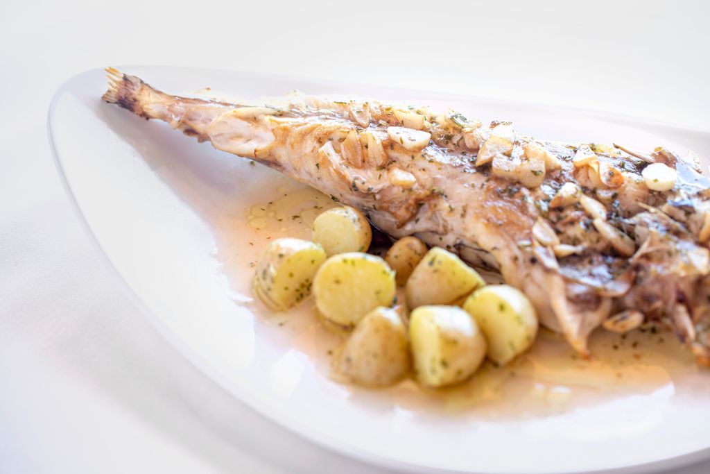 Pixín a la bilbaína con patata nueva. Tan sano como delicioso. ¡No te quedes sin probarlo! buff.ly/2RikiXF #VenaSamarkanda #PlatosSamarkanda