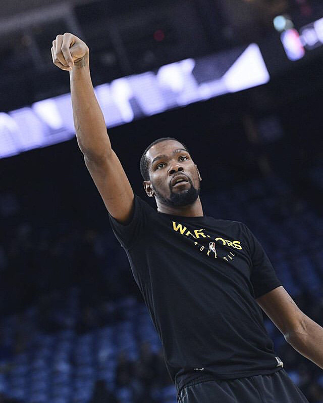 Nba選手名鑑 第2弾 ケビン デュラント 最高クラスの得点力を誇るスコアラー センター並みの身長とガード並みのスキルを合わせ持ち4回の得点王に輝く ウォーリアーズ王朝の立役者のひとり 昨年のファイナルでアキレス腱断裂という重傷を負う 再び