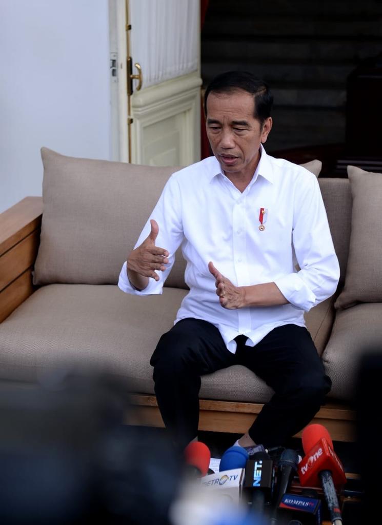 jokowi's tweet photo. Dua warga negara Indonesia tengah dirawat di Jakarta karena positif terinfeksi virus korona. Pemerintah berupaya maksimal mencegah kasus ini meluas jadi wabah dalam negeri. 

Saya berharap masyarakat tetap tenang dan beraktivitas seperti biasa. https://t.co/aw1HHCE9jo