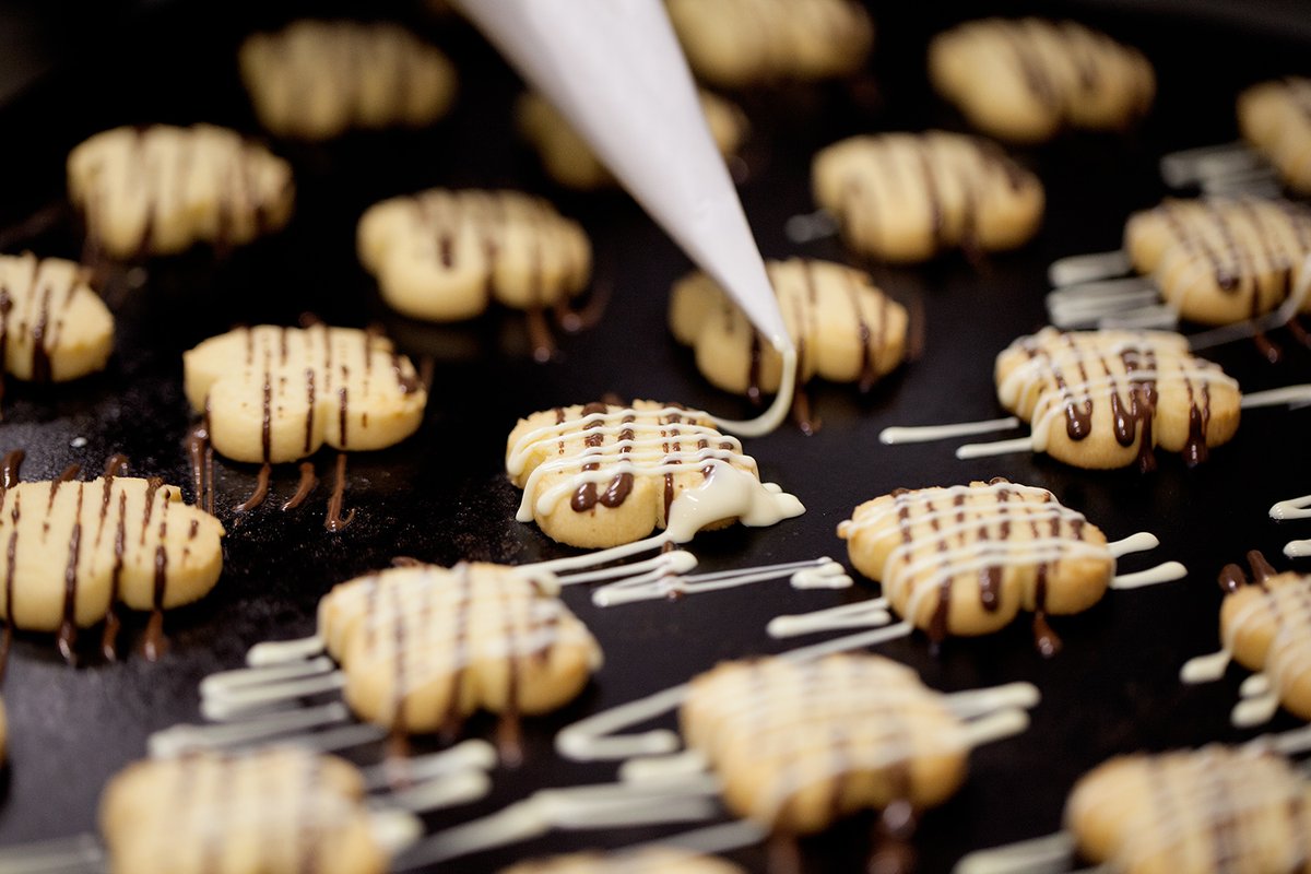 PuertaBernina's tweet photo. Vosotros, ¿sois más de chocolate blanco o negro? 
🍫❤️ Para los indecisos, nuestras galletas caseras 😋

#ObradorPropio #RecetaTradicional https://t.co/lXc0ArokC0