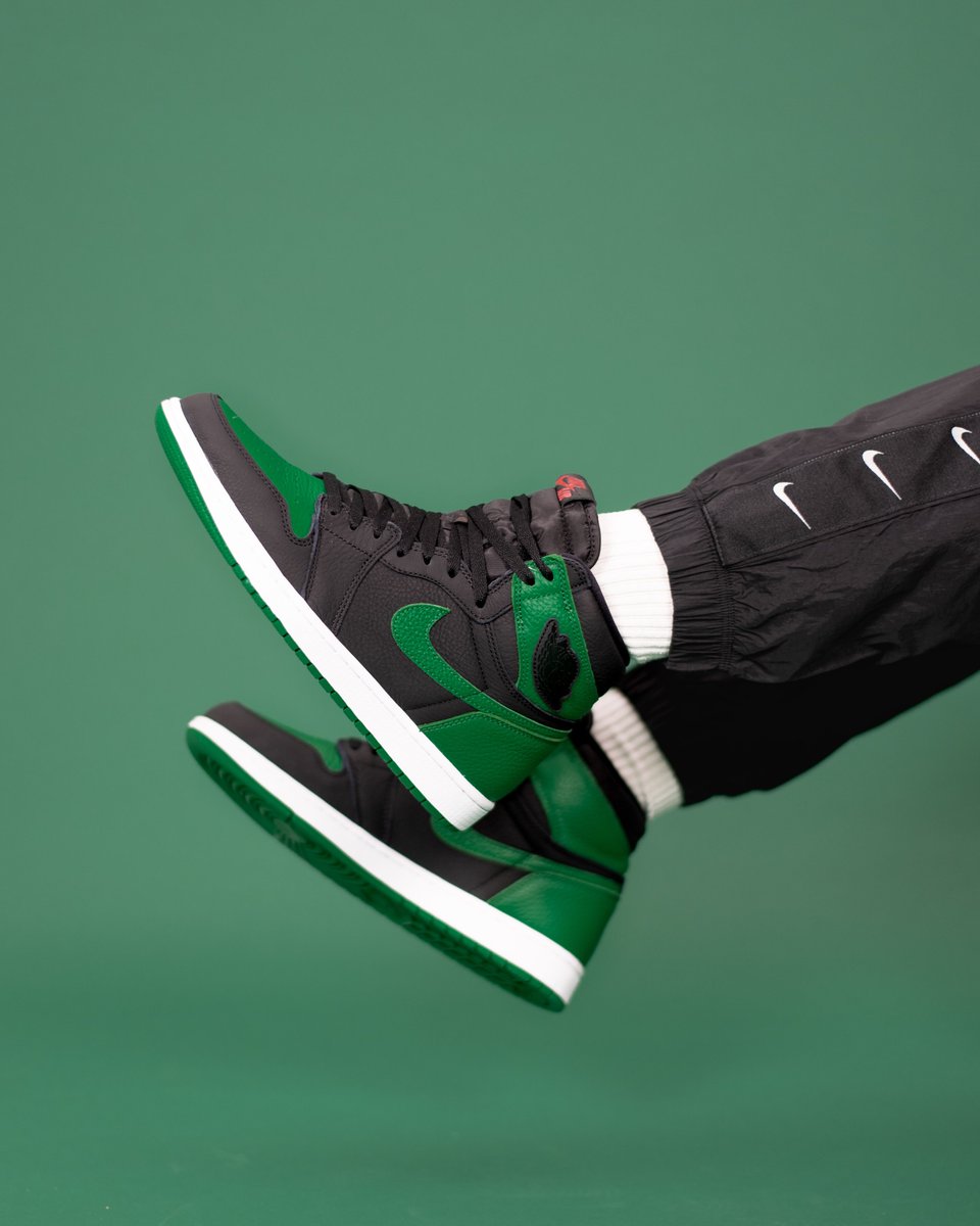 jordan 1 pine green on feet