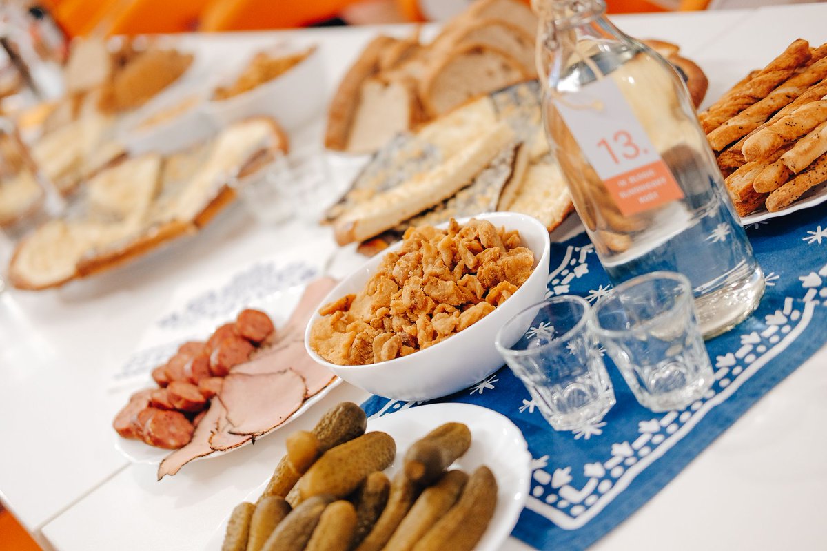 BlogicCZ's tweet image. Valašské přísloví praví: &quot;Slibovica na svět přišła, aby starosť z hłavy vyšła.&quot;
My jsme již počtvrté bezstarostně koštovali! 😀 Na tradičním Blogic slivovicovém koště letos vyhrála trnka z Roštění 🥇, která jen těsně porazila slivovici z Vysokého Pole 🥈. #blogic #slivovice