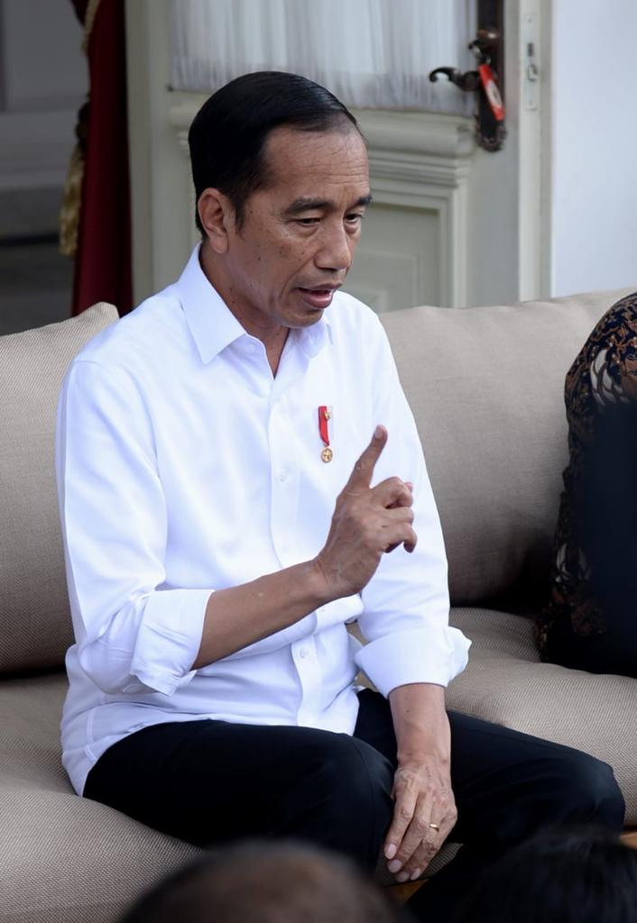 jokowi's tweet photo. Saya telah memerintahkan menteri untuk mengingatkan agar rumah sakit dan pejabat pemerintah untuk tidak membuka privasi pasien yang dirawat karena virus korona. Hak-hak pribadi mereka harus dijaga. 

Begitu juga media massa, saya minta untuk menghormati privasi mereka. https://t.co/8wQXNjgl8t