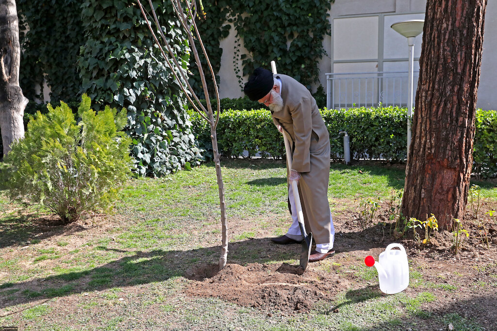 khamenei_ir's tweet photo. Planting saplings on the eve of Tree Planting Day and Natural Resources Week
https://t.co/kfSgF5gJI1 https://t.co/QmDVbRJSrs