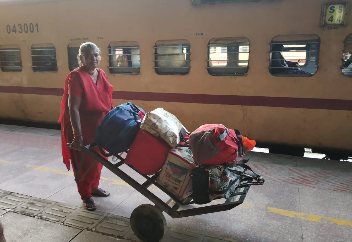 Western Railway En Twitter A Lady Coolie Carries The Luggage Of The Passengers At Bhavnagar Railway Station There Are Eight Women Coolie At This Station Which Makes It Unique It Also Shows