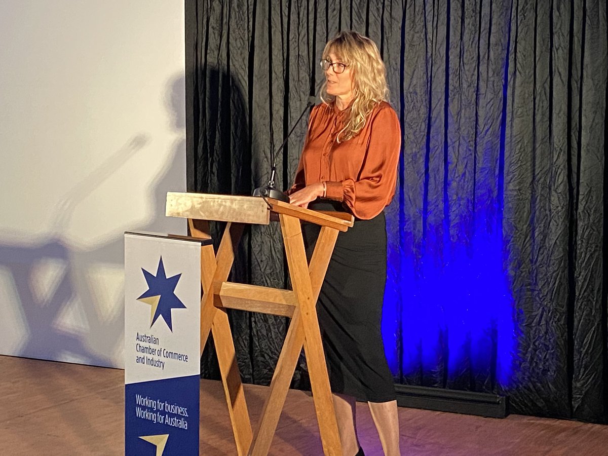 ShaneFitzAU's tweet photo. Honoured to be invited to the Australian Chamber of Commerce and Industry General Council Dinner being held in Batemans Bay tonight to discuss this bush fire season along with Mayor Liz Innes. #NSWRFS #ACCIEvents #BackingTheBush https://t.co/ZjoPz9kWuc
