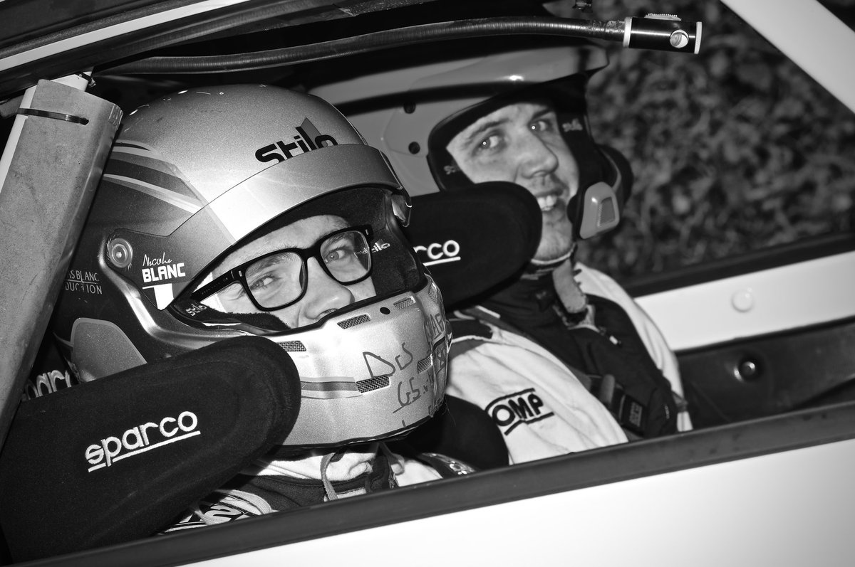 Samouraills's tweet photo. Retour sur ce rallye de Vaison-la-Romaine. Découverte de la Fiesta R2J difficile, on fini 49e scratch et 3eme R2J (derrière un ex Rallye-Jeune, et un expérimenté de la voiture).
Direction le rallye de Meuse ce week-end avec le n°15 sur les portes de la Clio R3T. https://t.co/wpYW0ys2Jc