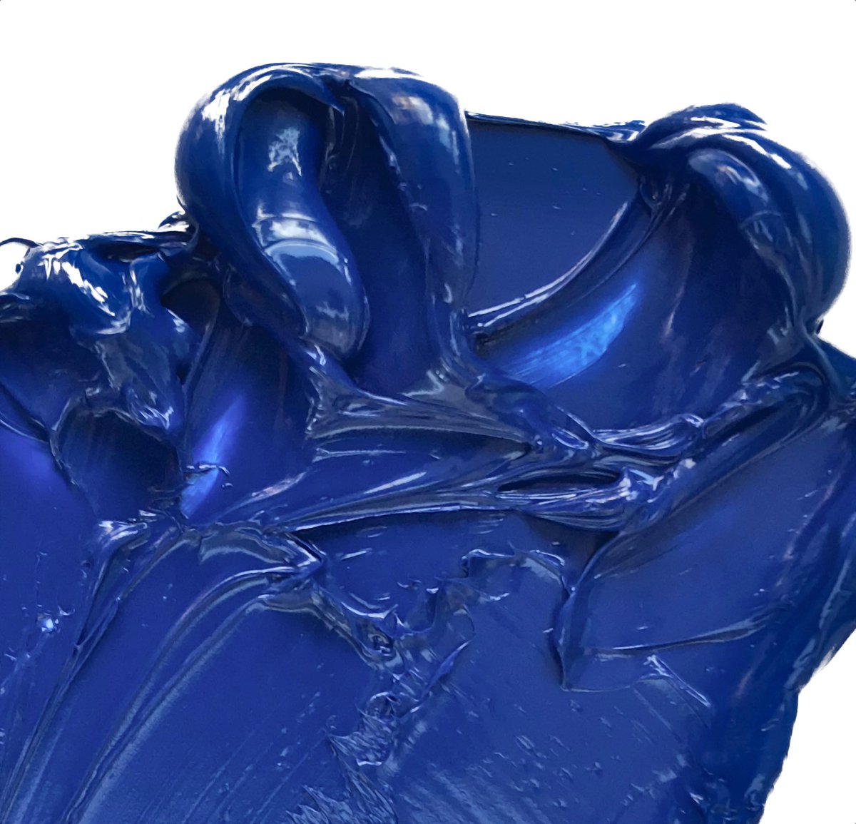 El azul cobalto, conocido por su moderada fuerza de tintado, es genial para mezclas de color discretas. Conoce los datos más curiosos entorno a este pigmento aquí: bit.ly/38ZrRsv via @thefineartspain