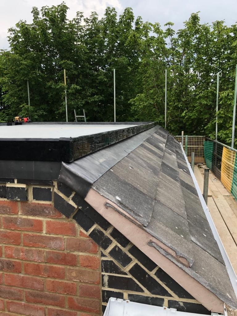 OneShopRoofing's tweet photo. Give us a call to enquire about your flat roofing project today 📞01234 912020📞
Photo Credit to James @vertice_roofing_ltd 🤘 another top job completed 💪
#roofing #roofingmerchant #flatroofinguk #roofingcontractors #epdmrubber #rubber #rooftop https://t.co/WK1eiMtJUW