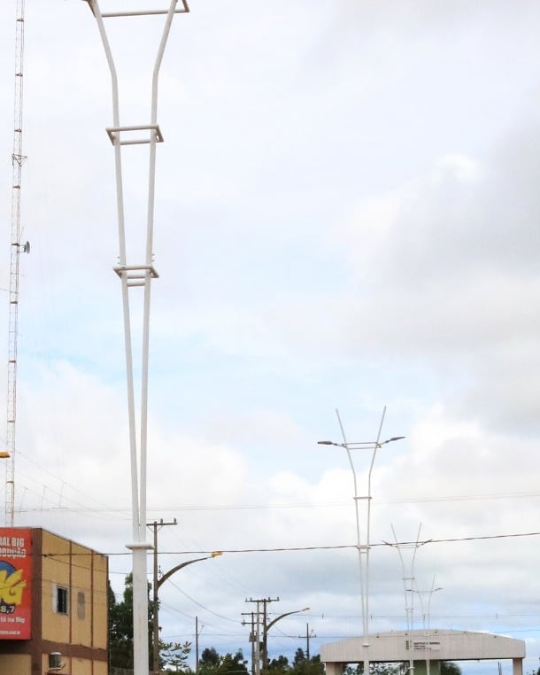 RonioCondao's tweet photo. A iluminação da Vilmar Fernandes é um sonho e uma necessidade para os estudantes e servidores do Instituto Federal e faz parte do projeto da Nova Iluminação Pública de LED, implantado em nossa gestão, esta iluminação proporcionará mais segurança para a população e uma nova cara. https://t.co/xyhrMzvTnq