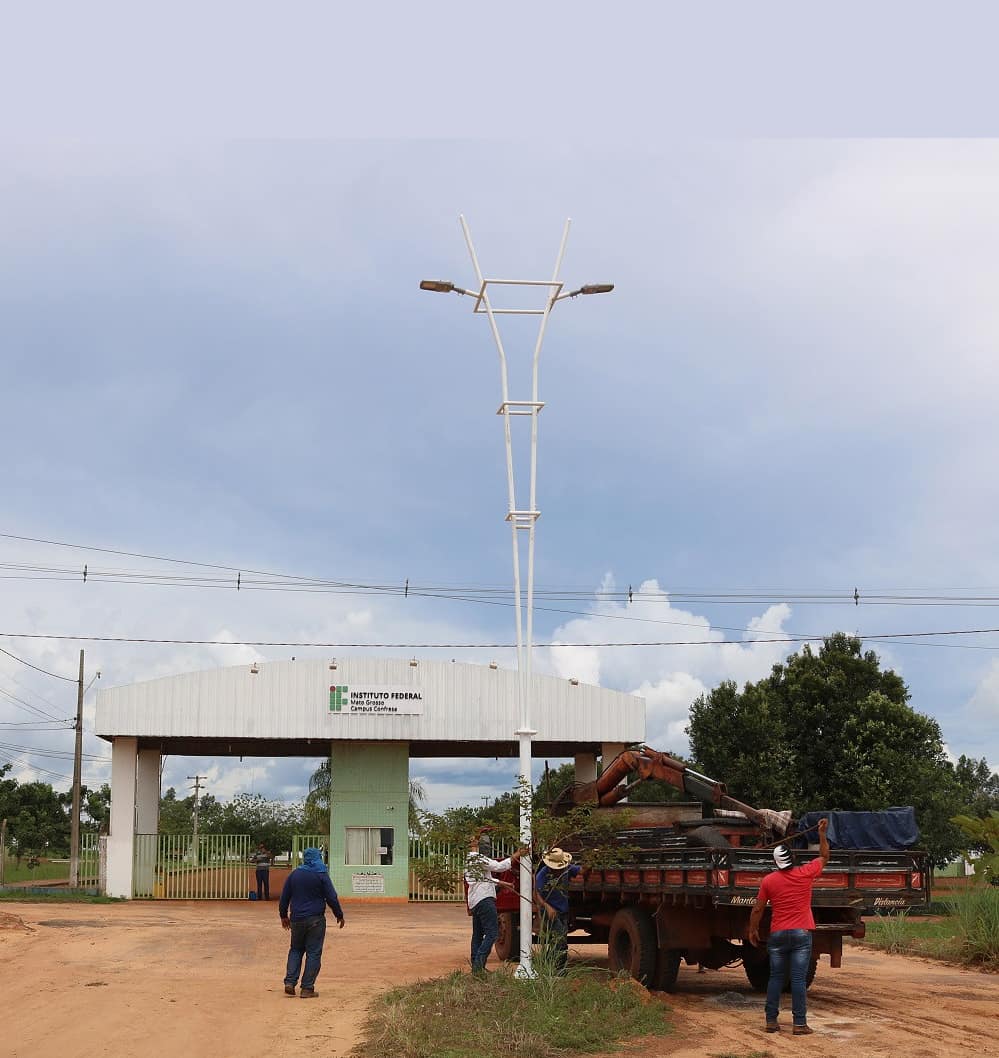 RonioCondao's tweet photo. A iluminação da Vilmar Fernandes é um sonho e uma necessidade para os estudantes e servidores do Instituto Federal e faz parte do projeto da Nova Iluminação Pública de LED, implantado em nossa gestão, esta iluminação proporcionará mais segurança para a população e uma nova cara. https://t.co/xyhrMzvTnq