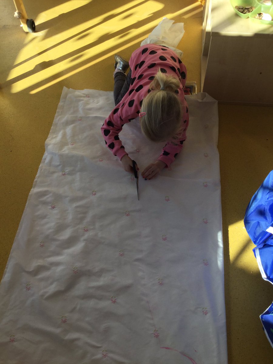 SchoolHillside1's tweet image. Dressmakers today in nursery #earlyyears #childrenslearning #dressmakers #newskills #creativity