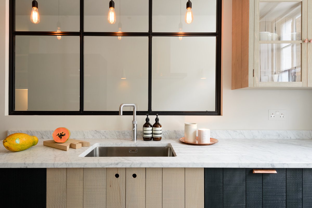 deVOLKitchens's tweet photo. #KitchenTour: This galley kitchen in a meticulously renovated 4 storey Georgian townhouse in central London was understated, neat and well-arranged with just a little hint of quirky. https://t.co/1CvRnMY1qa #LondonKitchen https://t.co/QLzfMiUnye