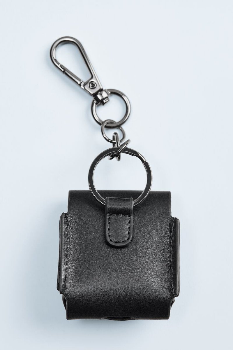 SurestPlug's tweet photo. LEATHER AIRPODS CASE
100% ORIGINAL β
NATION WIDE DELIVERY π
BRAND: ZARA
PRICE: N10,000
DELIVERY: 5 - 12 DAYS π
#Naija #leather #Lagos #Abuja #Kaduna #Benin #Portharcourt #Nigeria #Lekki #FashionNaija #Zara #airpodscase #AirPods #SURESTPLUG #YourSurestPlug https://t.co/TmK5RlNiY9