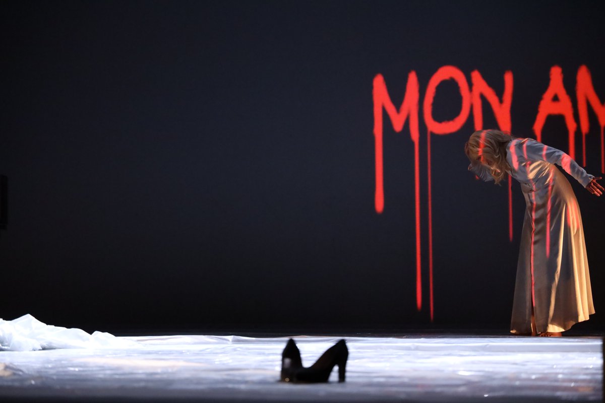 À ce soir !
@theatreathenee 
Copyright : Antoine Cirou
#athenee #unvoyagedhiver #Schubert #piano #musique #theatre #Paris #klarthe #lieder #winterreise #jelinek #german #singer #actress